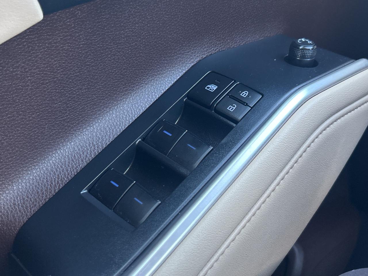 2022 Toyota Highlander Hybrid XLE   Leather   Sunroof   Clean Carfax Photo