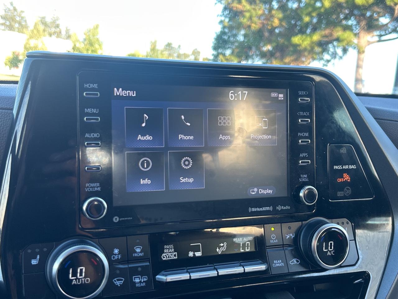 2022 Toyota Highlander Hybrid XLE   Leather   Sunroof   Clean Carfax Photo