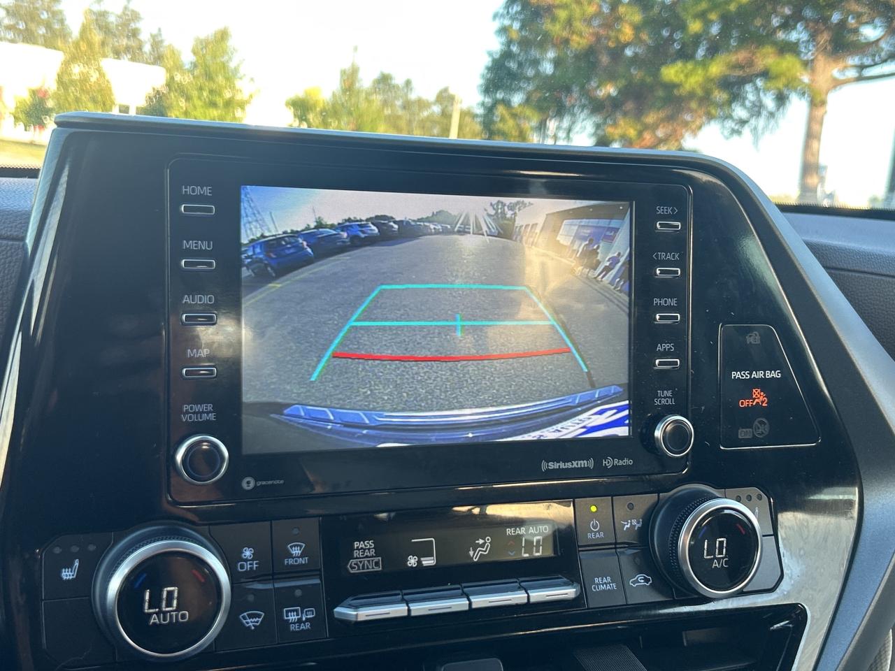2022 Toyota Highlander Hybrid XLE   Leather   Sunroof   Clean Carfax Photo
