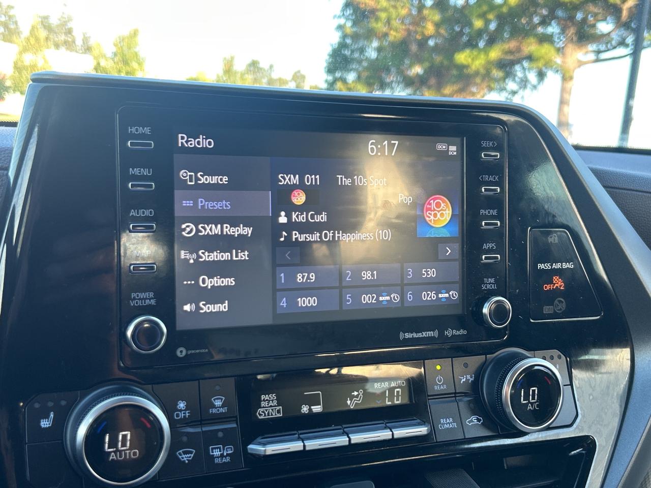 2022 Toyota Highlander Hybrid XLE   Leather   Sunroof   Clean Carfax Photo