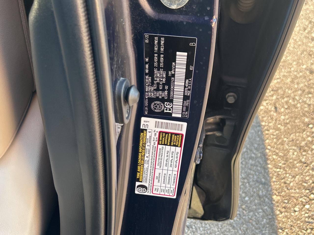 2022 Toyota Highlander Hybrid XLE   Leather   Sunroof   Clean Carfax Photo