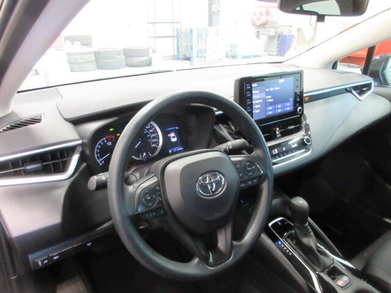 2022 Toyota Corolla LE, HTD. SEATS, AUTO, A/C, BT, CAMERA, 41K! Photo