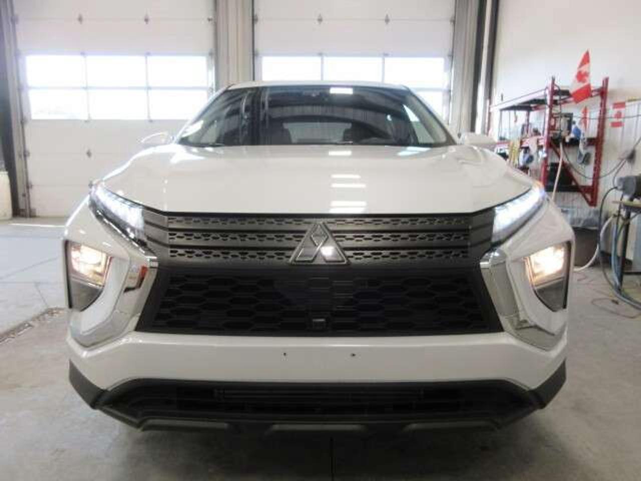 2022 Mitsubishi Eclipse Cross ES S-AWC, HTD. SEATS, APPLE/ANDROID, 114K! Photo