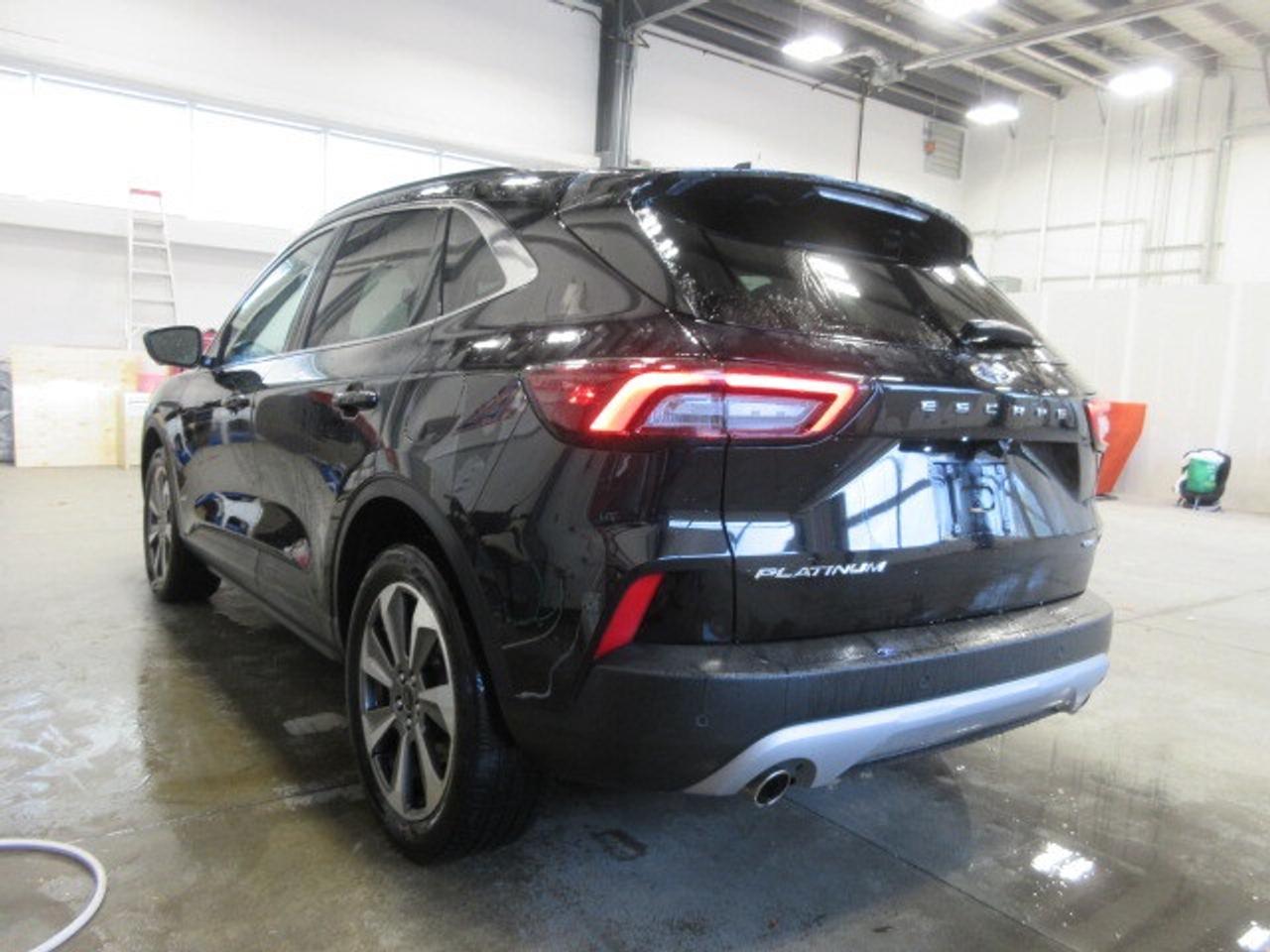 2024 Ford Escape PLATINUM AWD, NAV, ROOF, LEATHER, LOADED, 67K! Photo4