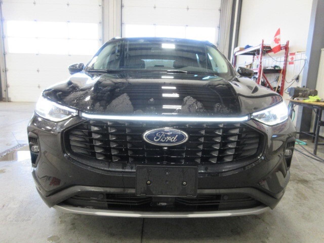 2024 Ford Escape PLATINUM AWD, NAV, ROOF, LEATHER, LOADED, 67K! Photo2