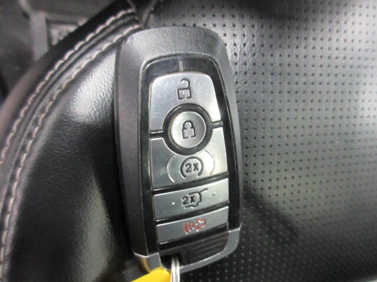 2024 Ford Escape PLATINUM AWD, NAV, ROOF, LEATHER, LOADED, 67K! Photo