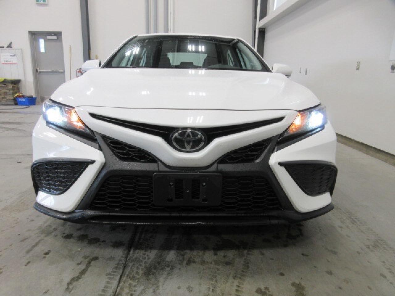 2021 Toyota Camry SE, AUTO, A/C, HTD. SEATS, BT, ALLOYS, 97K! Photo2
