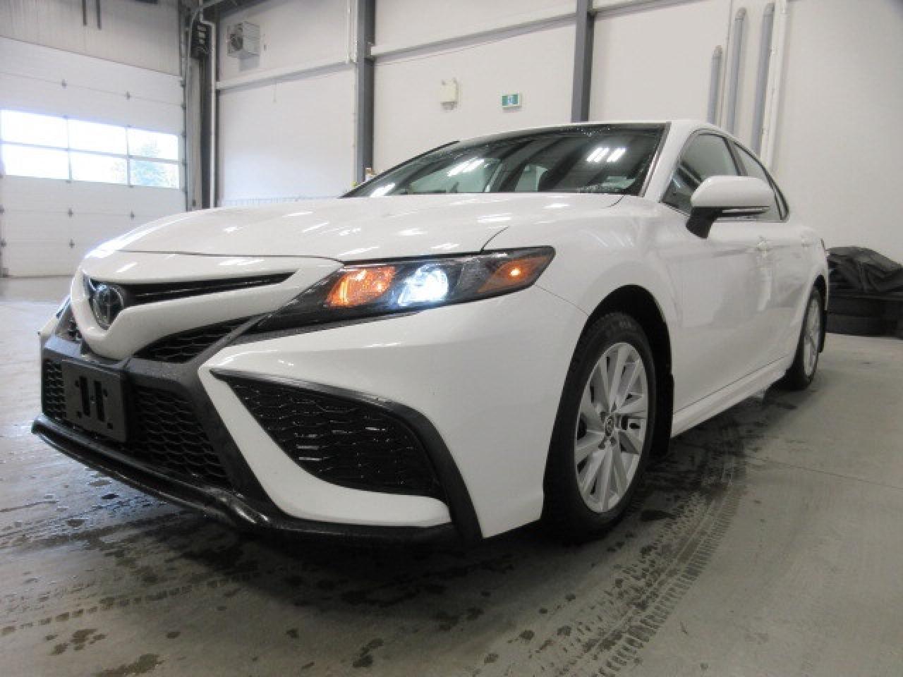 2021 Toyota Camry SE, AUTO, A/C, HTD. SEATS, BT, ALLOYS, 97K! Photo3