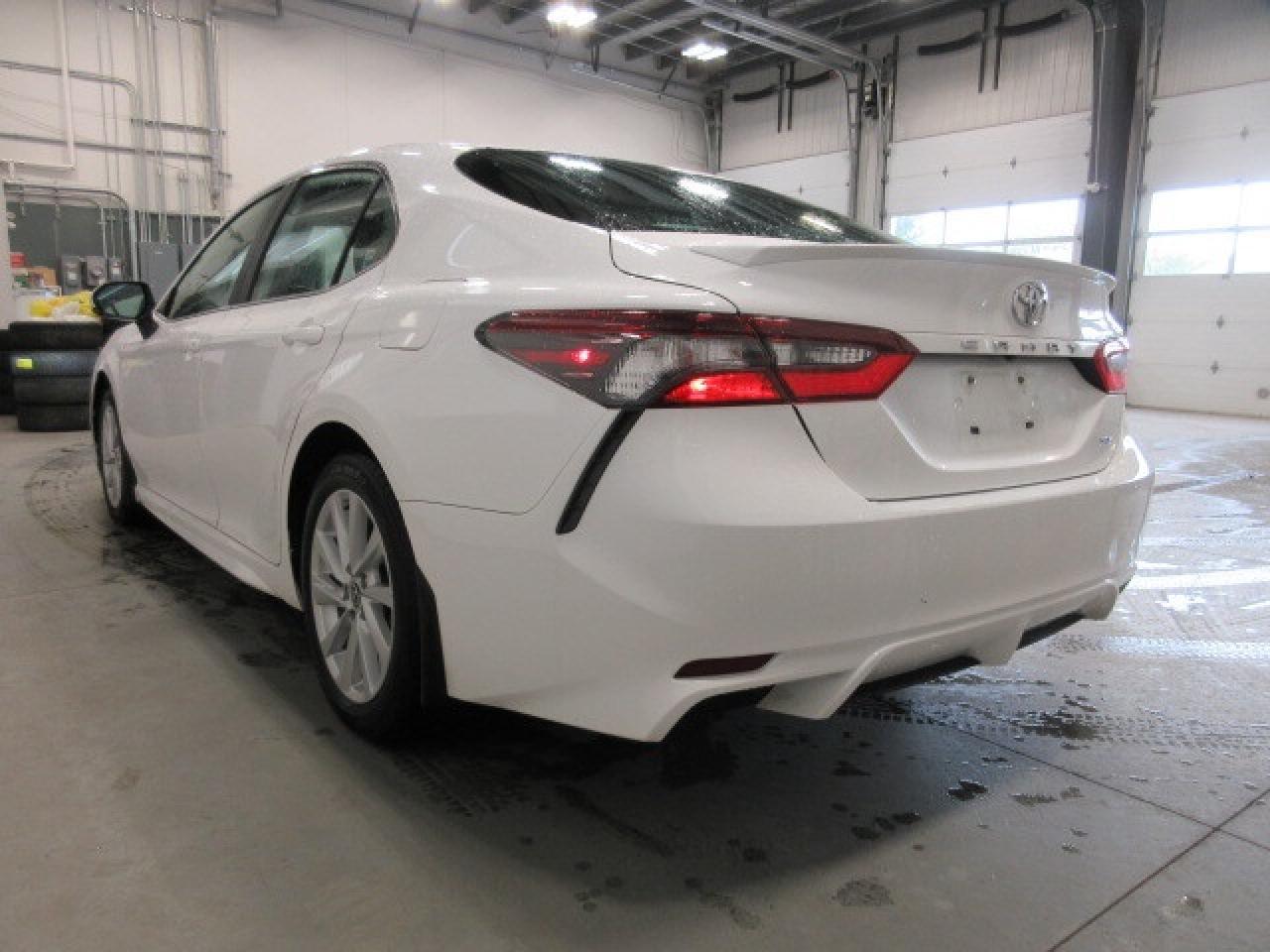 2021 Toyota Camry SE, AUTO, A/C, HTD. SEATS, BT, ALLOYS, 97K! Photo4