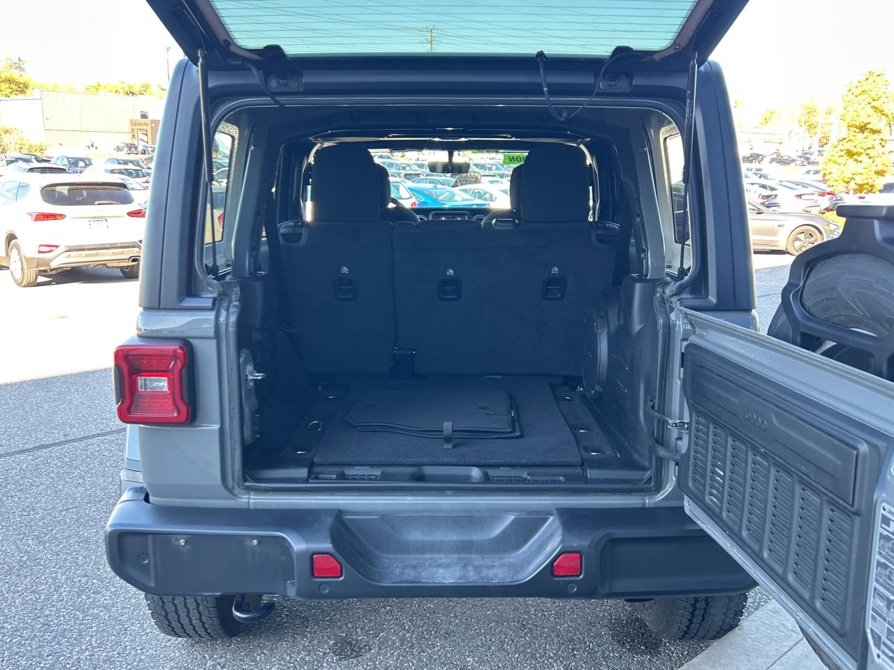 2021 Jeep Wrangler 3.6L Unlimited Sahara   NAV   Clean Carfax Photo4