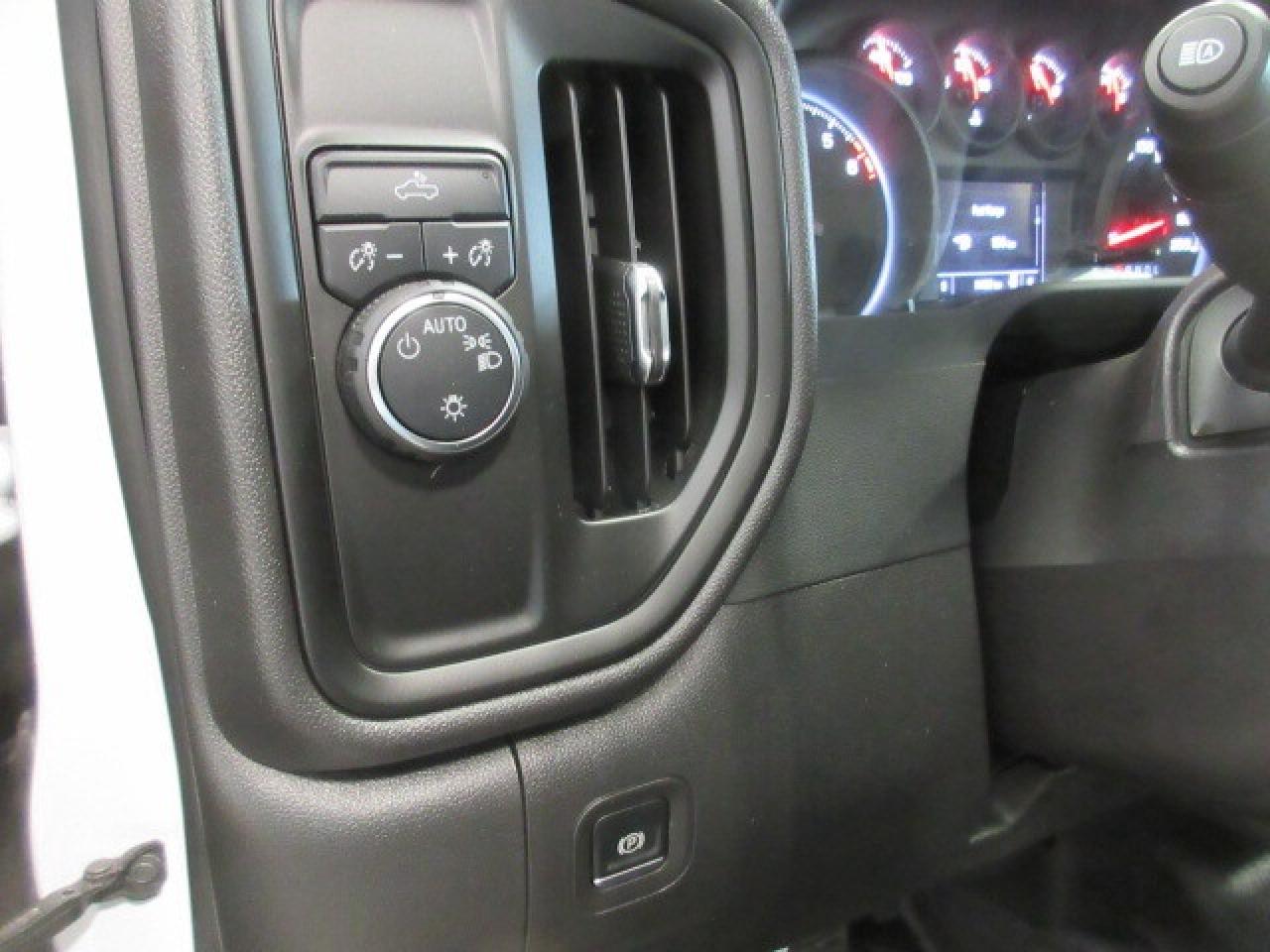 2024 Chevrolet Silverado 1500 2WD 5.3L LONGBOX REG CAB, A/C, APPLE/ANDROID, 12K! Photo