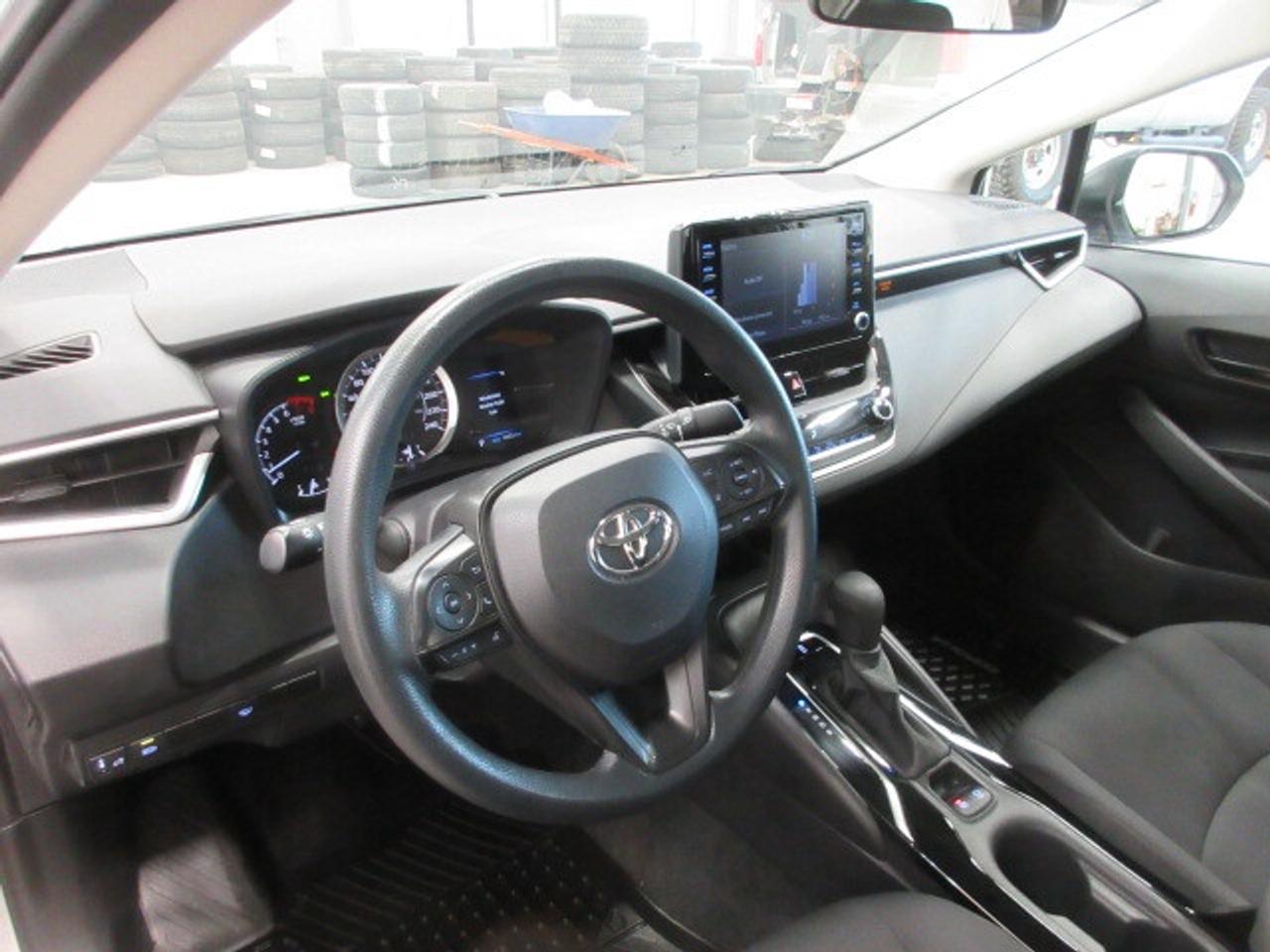 2022 Toyota Corolla LE, HTD. SEATS, AUTO, A/C, BT, CAMERA, JUST 16K! Photo