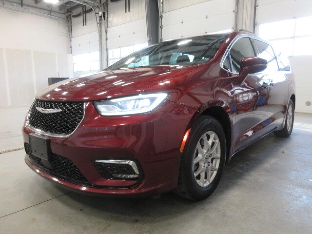 2022 Chrysler Pacifica TOURING L, HTD. LEATHER, APPLE/ANDROID, 122K! Photo