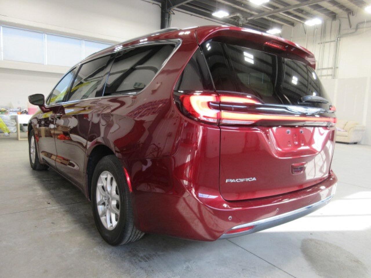 2022 Chrysler Pacifica TOURING L, HTD. LEATHER, APPLE/ANDROID, 122K! Photo