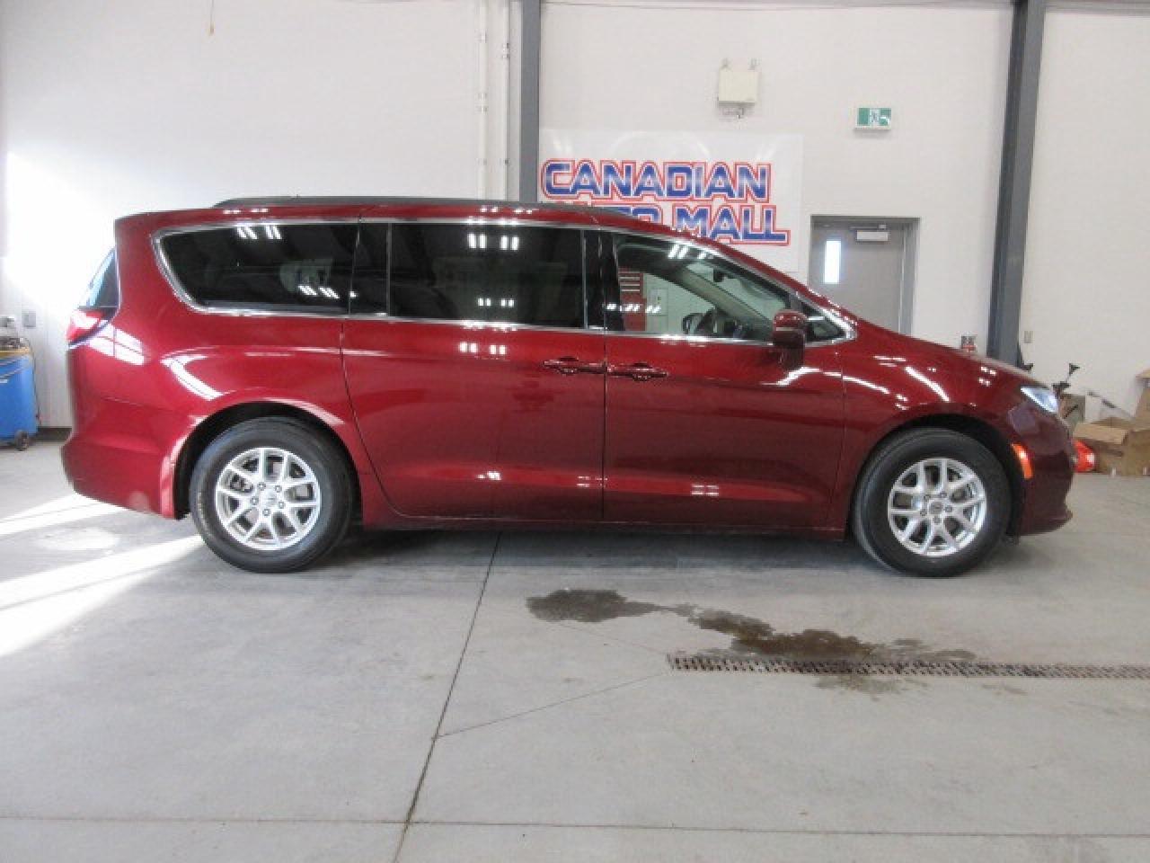 2022 Chrysler Pacifica TOURING L, HTD. LEATHER, APPLE/ANDROID, 122K! Photo