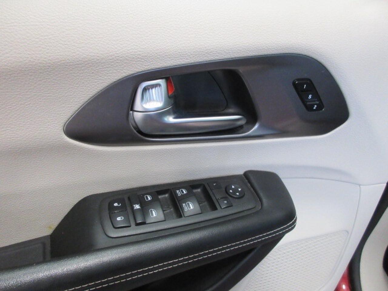 2022 Chrysler Pacifica TOURING L, HTD. LEATHER, APPLE/ANDROID, 122K! Photo