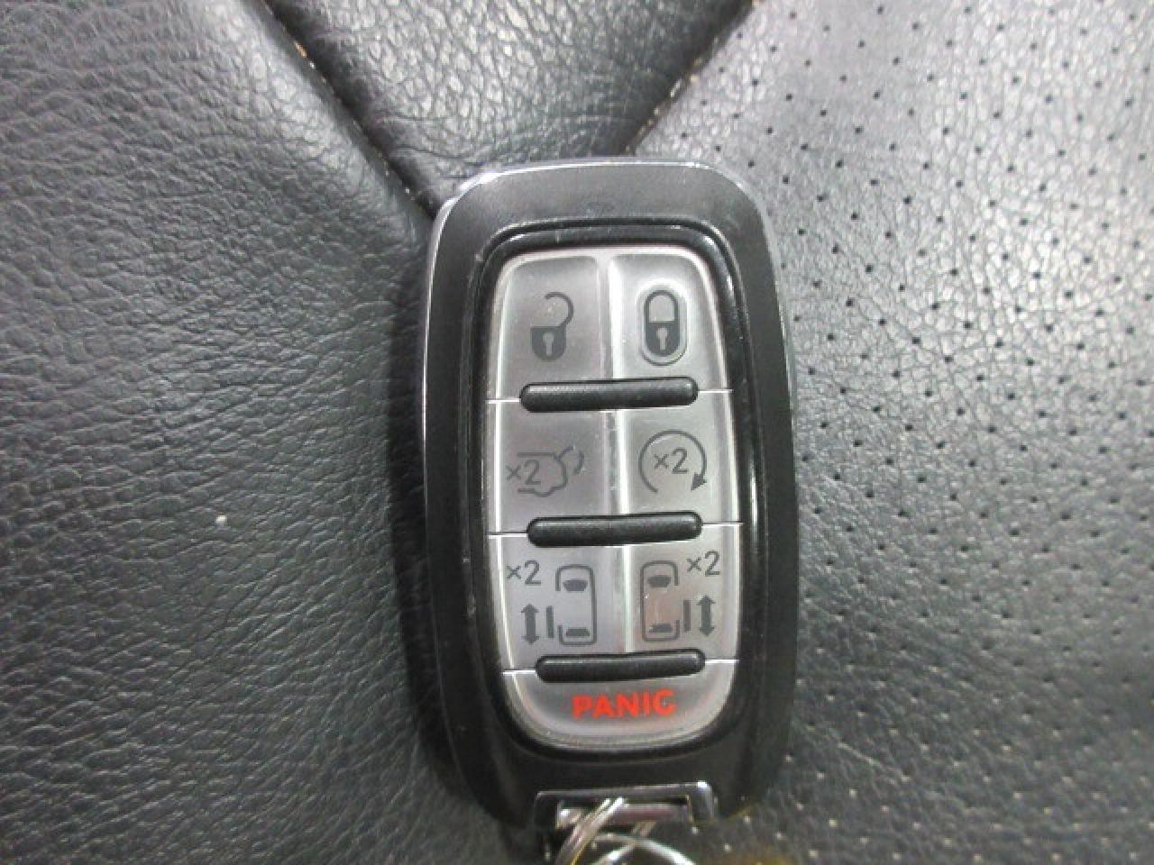 2022 Chrysler Pacifica TOURING L, HTD. LEATHER, APPLE/ANDROID, 122K! Photo