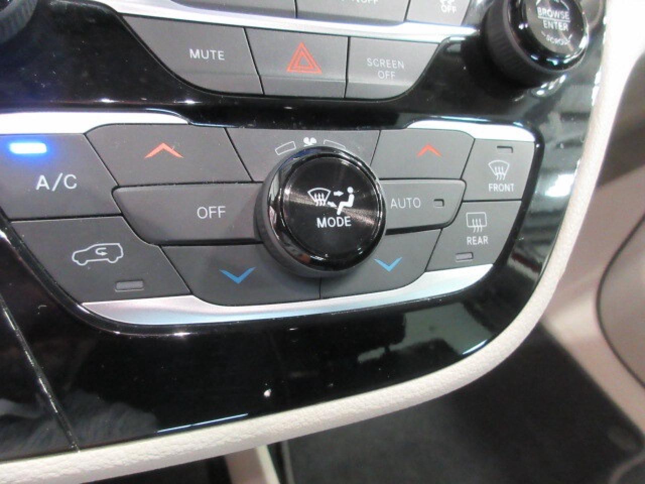 2022 Chrysler Pacifica TOURING L, HTD. LEATHER, APPLE/ANDROID, 122K! Photo