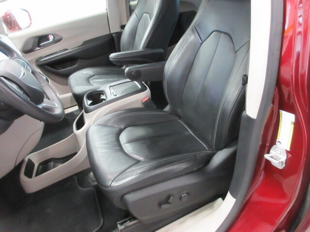 2022 Chrysler Pacifica TOURING L, HTD. LEATHER, APPLE/ANDROID, 122K! Photo