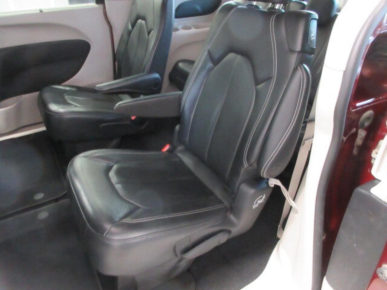 2022 Chrysler Pacifica TOURING L, HTD. LEATHER, APPLE/ANDROID, 122K! Photo