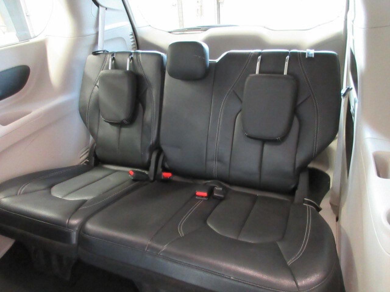 2022 Chrysler Pacifica TOURING L, HTD. LEATHER, APPLE/ANDROID, 122K! Photo