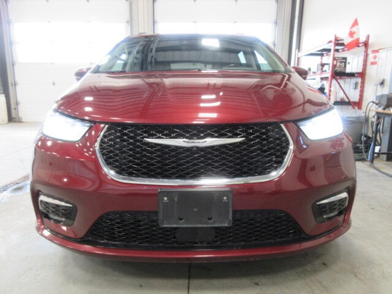 2022 Chrysler Pacifica TOURING L, HTD. LEATHER, APPLE/ANDROID, 122K! Photo2