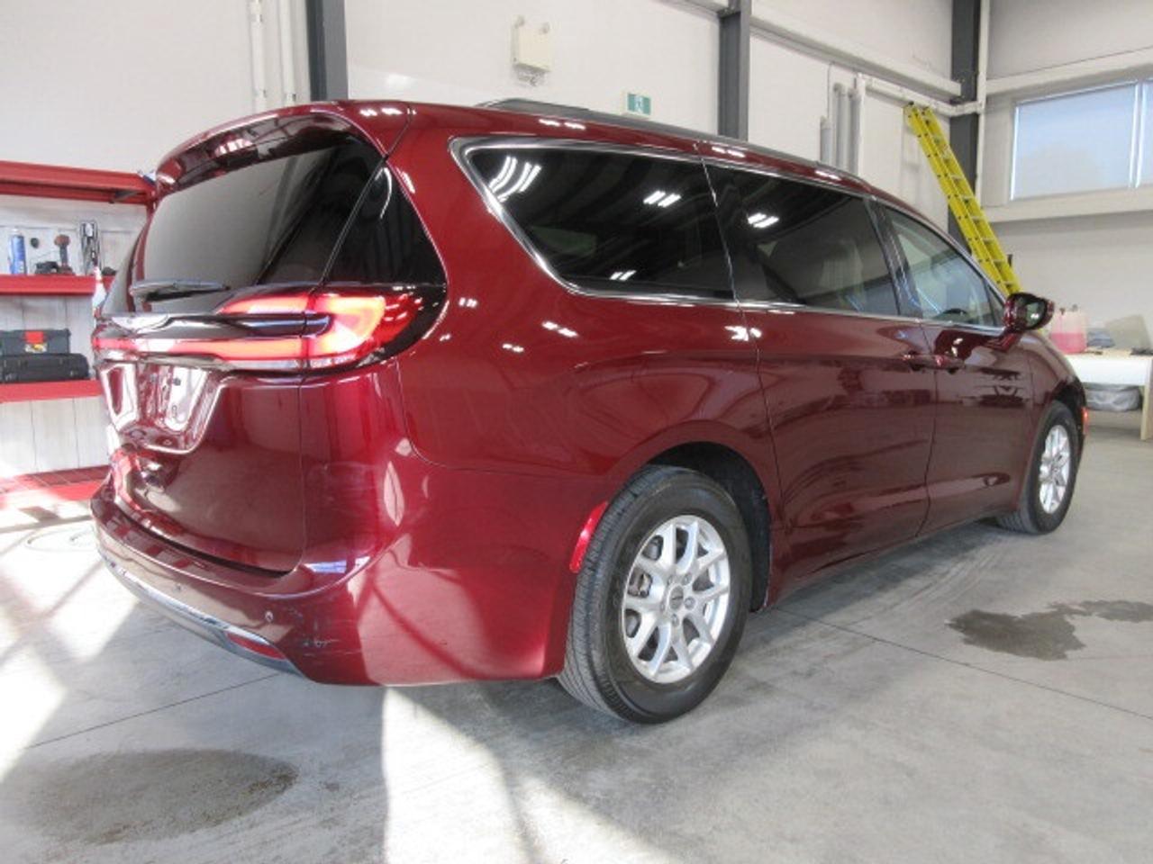 2022 Chrysler Pacifica TOURING L, HTD. LEATHER, APPLE/ANDROID, 122K! Photo