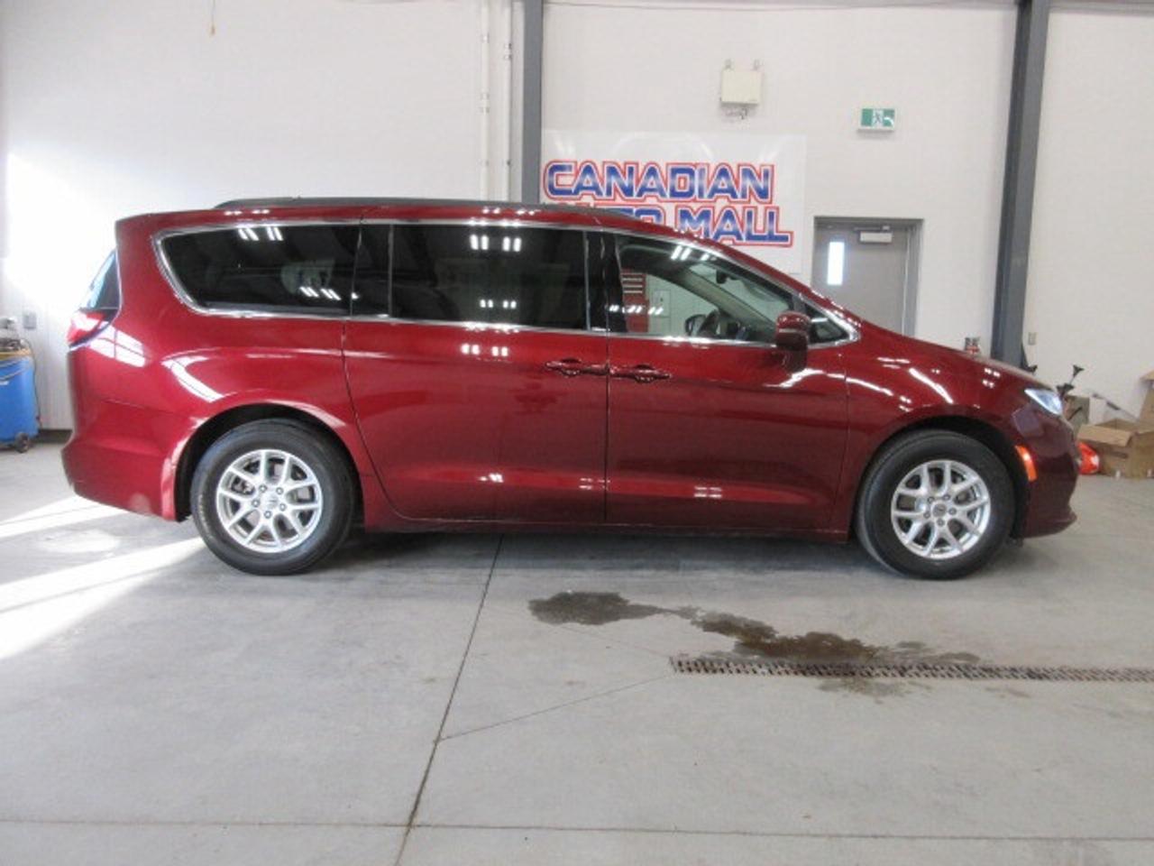 2022 Chrysler Pacifica TOURING L, HTD. LEATHER, APPLE/ANDROID, 122K! Photo