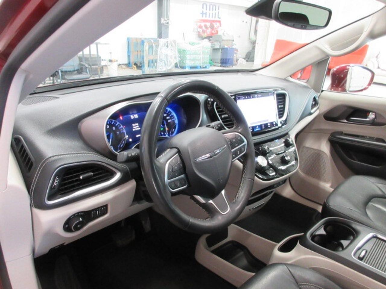 2022 Chrysler Pacifica TOURING L, HTD. LEATHER, APPLE/ANDROID, 122K! Photo