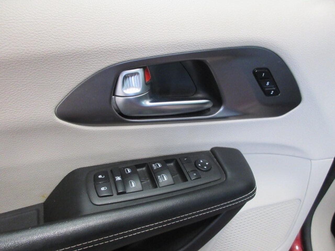 2022 Chrysler Pacifica TOURING L, HTD. LEATHER, APPLE/ANDROID, 122K! Photo