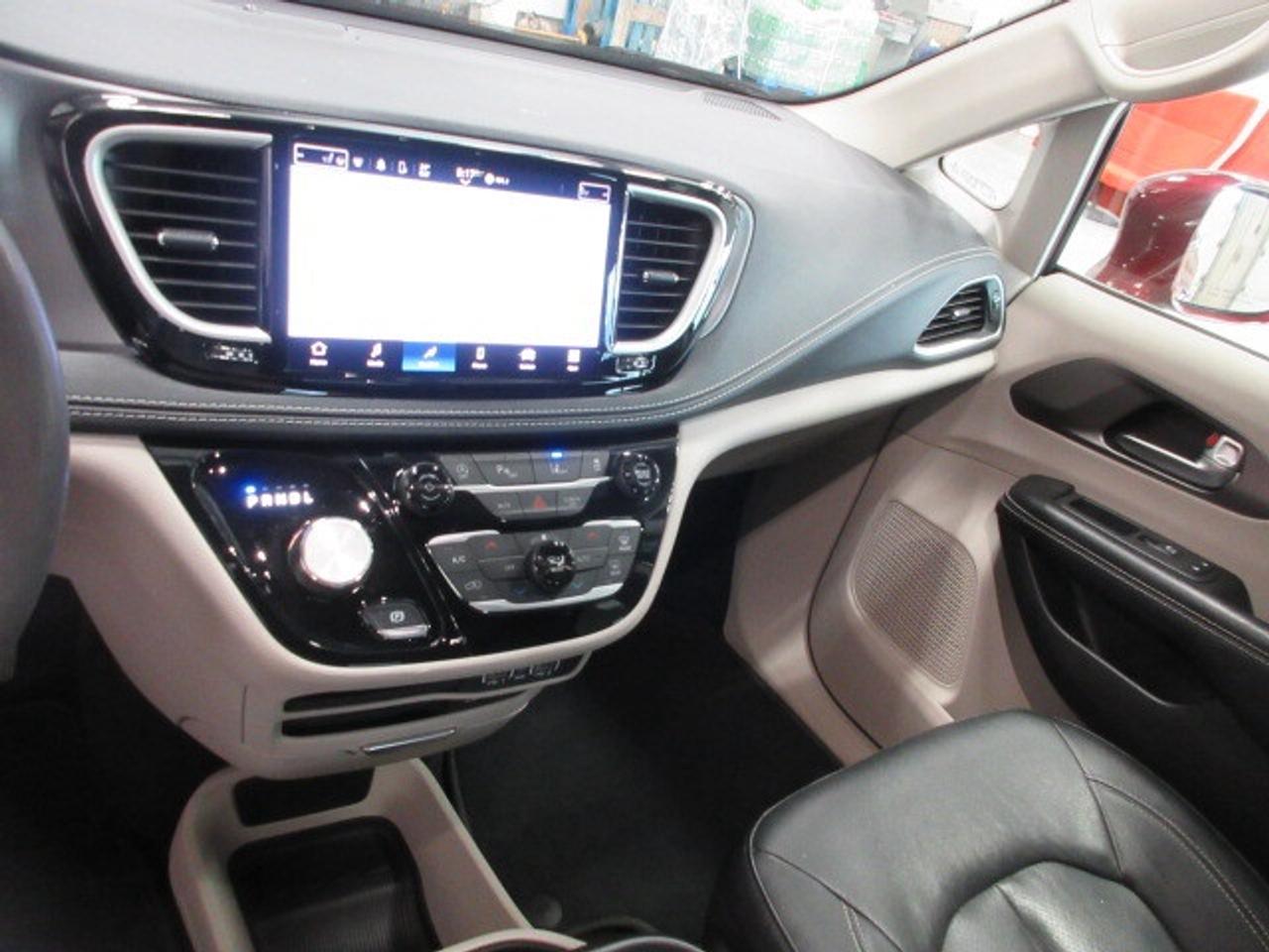 2022 Chrysler Pacifica TOURING L, HTD. LEATHER, APPLE/ANDROID, 122K! Photo