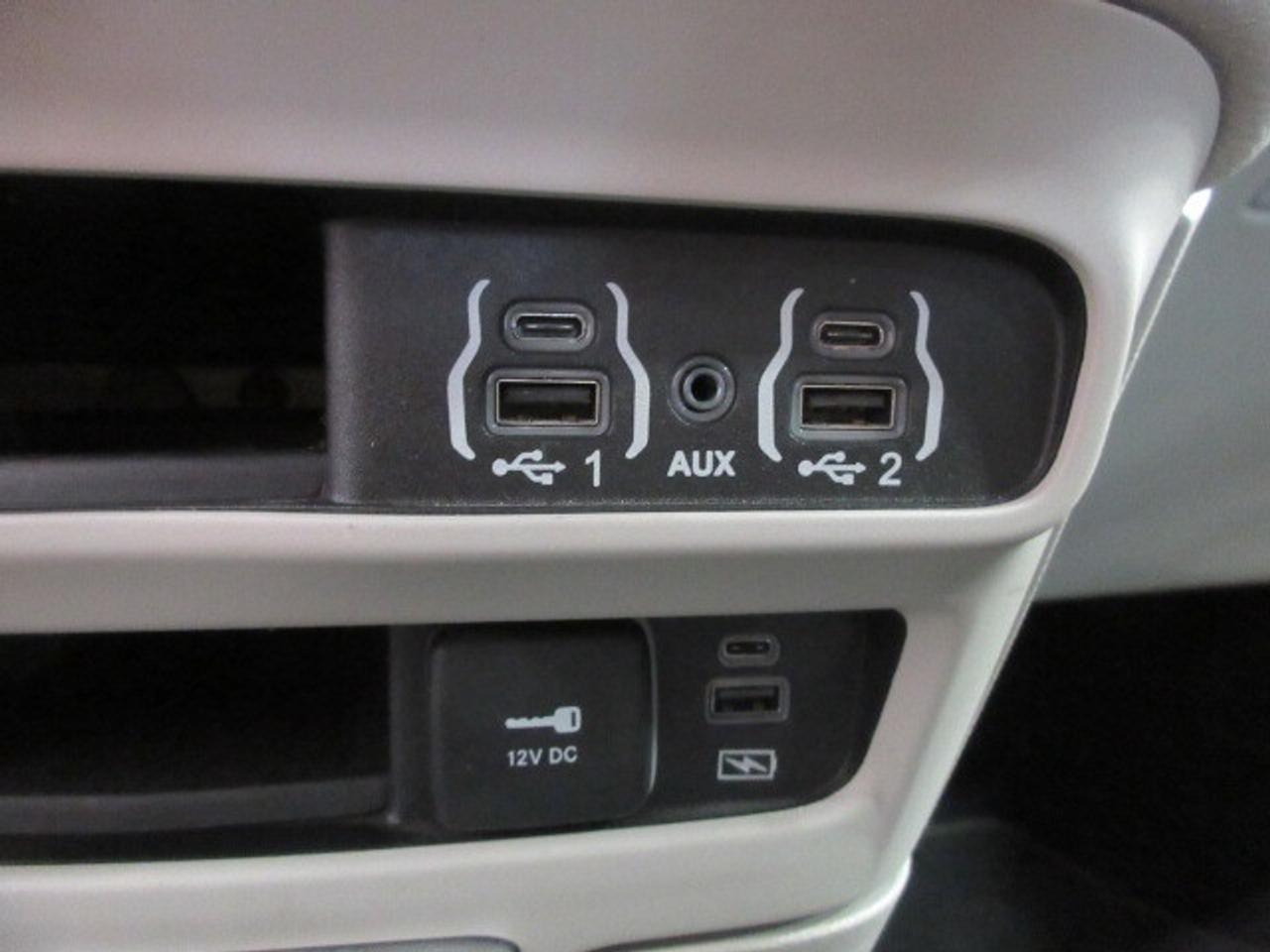 2022 Chrysler Pacifica TOURING L, HTD. LEATHER, APPLE/ANDROID, 122K! Photo