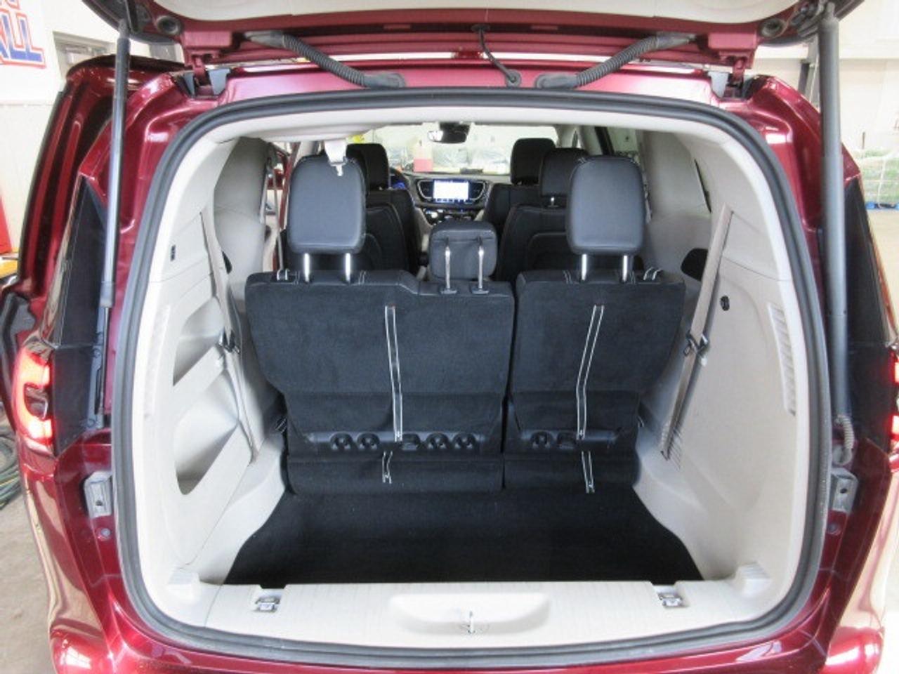 2022 Chrysler Pacifica TOURING L, HTD. LEATHER, APPLE/ANDROID, 122K! Photo