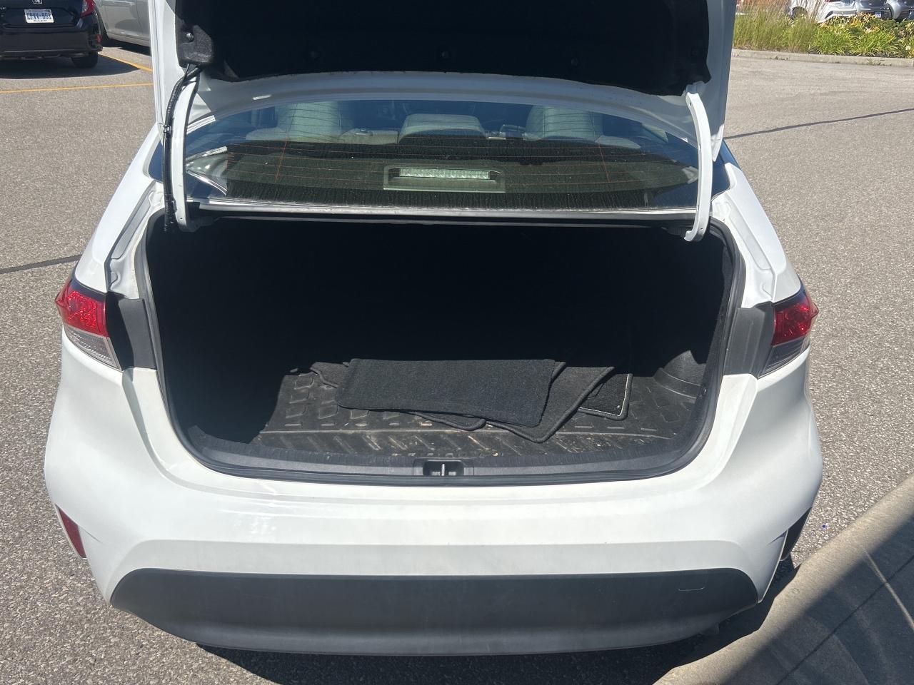 2023 Toyota Corolla Hybrid LE CVT   Clean Carfax Photo4