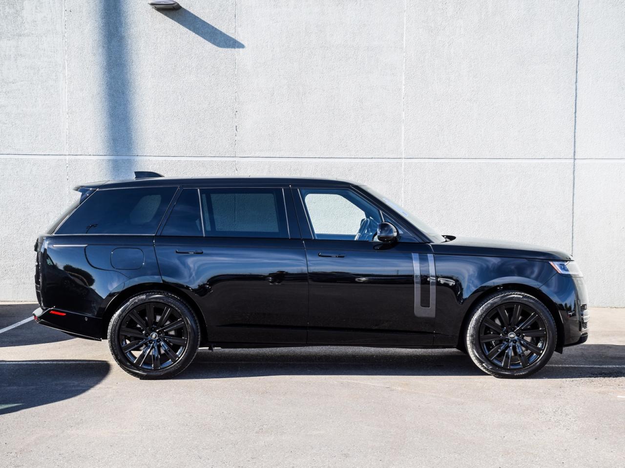 2023 Land Rover Range Rover LWB Photo2