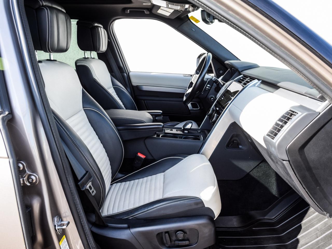 2023 Land Rover Discovery P360 R-Dynamic HSE Photo