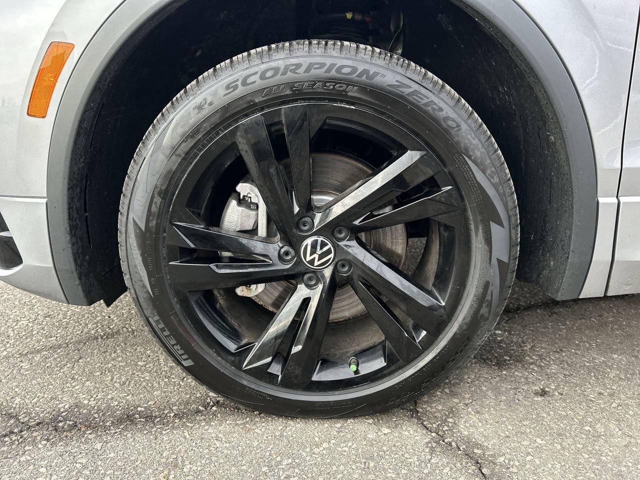 2023 Volkswagen Tiguan Comfortline R-Line Black 2.0T 4MOTION Panoramic Ro Photo