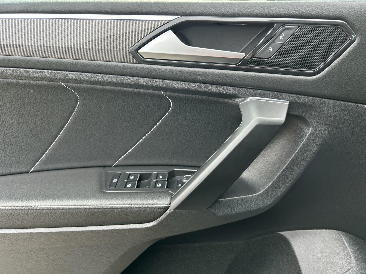 2023 Volkswagen Tiguan Comfortline R-Line Black 2.0T 4MOTION Panoramic Ro Photo