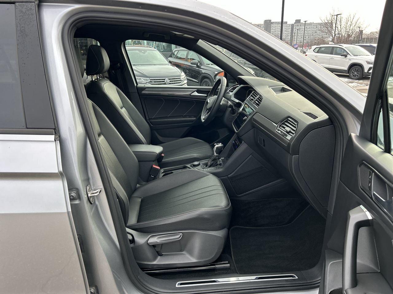 2023 Volkswagen Tiguan Comfortline R-Line Black 2.0T 4MOTION Panoramic Ro Photo