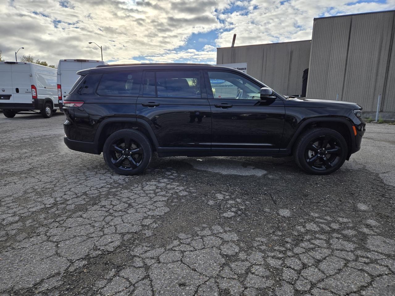 2023 Jeep Grand Cherokee L Altitude 4x4 w/Leather, Power Tailgate, 20" Wheels Photo3