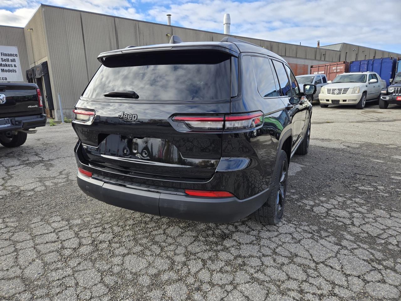 2023 Jeep Grand Cherokee L Altitude 4x4 w/Leather, Power Tailgate, 20" Wheels Photo2