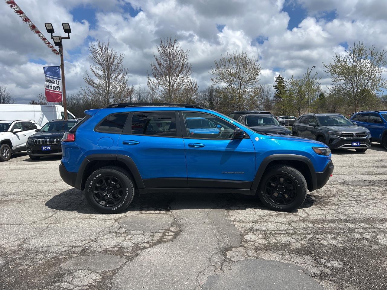 2022 Jeep Cherokee Trailhawk w/Navigation, Trailer Tow, Black Rims Photo3