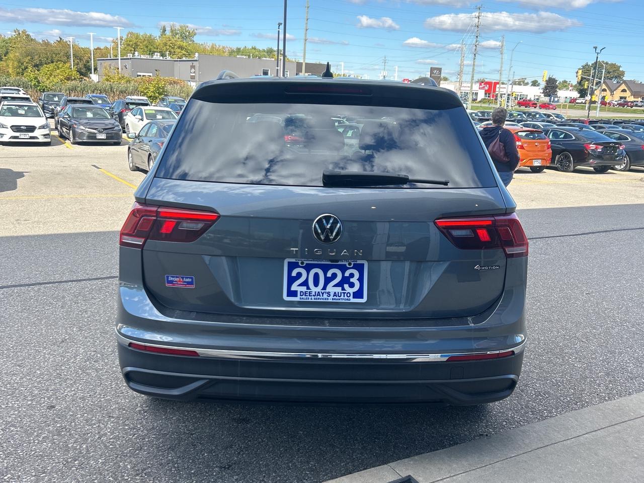 2023 Volkswagen Tiguan Comfortline   Leather   Pano Roof Photo3