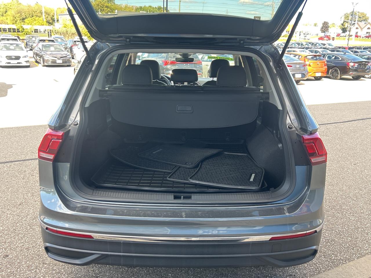 2023 Volkswagen Tiguan Comfortline   Leather   Pano Roof Photo