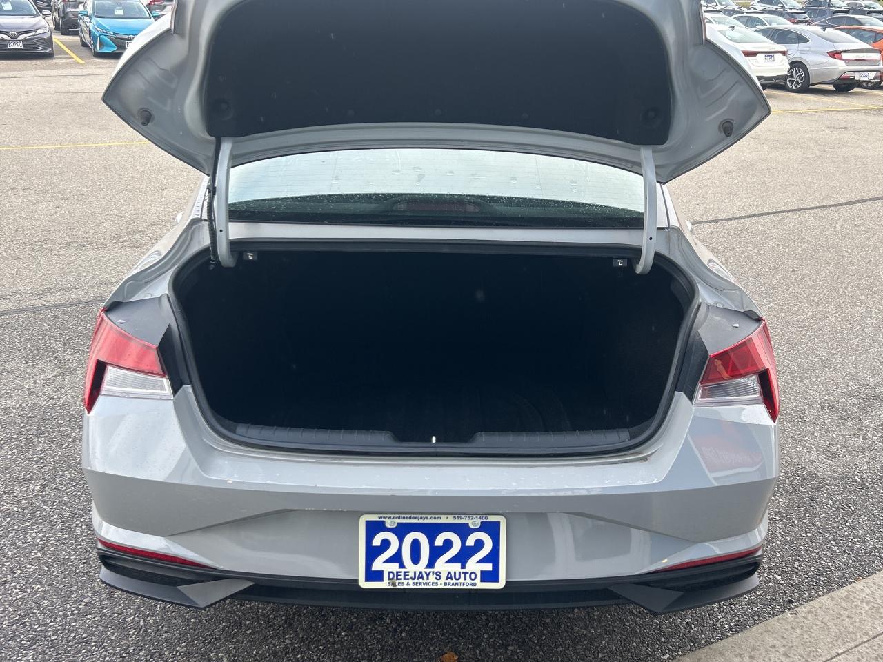 2022 Hyundai Elantra Preferred   Apple CarPlay   Clean Carfax Photo4