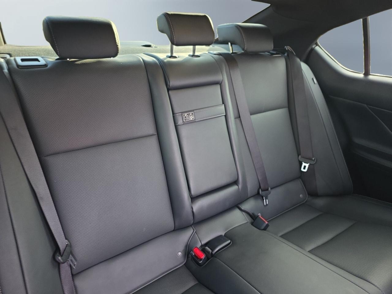 2022 Lexus IS IS 300 AWD * NO ACCIDENTS / 1 OWNER / ROOF / DRIVE Photo