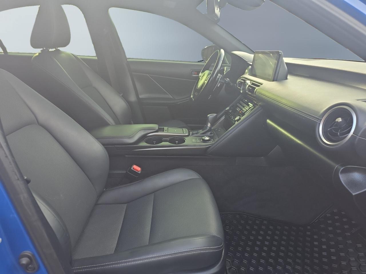 2022 Lexus IS IS 300 AWD * NO ACCIDENTS / 1 OWNER / ROOF / DRIVE Photo