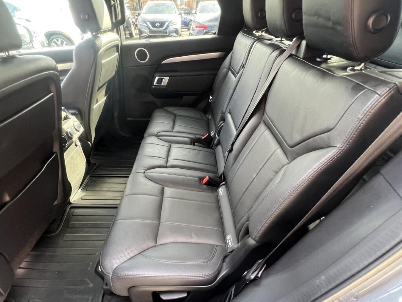 2020 Land Rover Discovery Landmark Edition *CARPLAY/PANORAMIC ROOF/7 PASSENG Photo