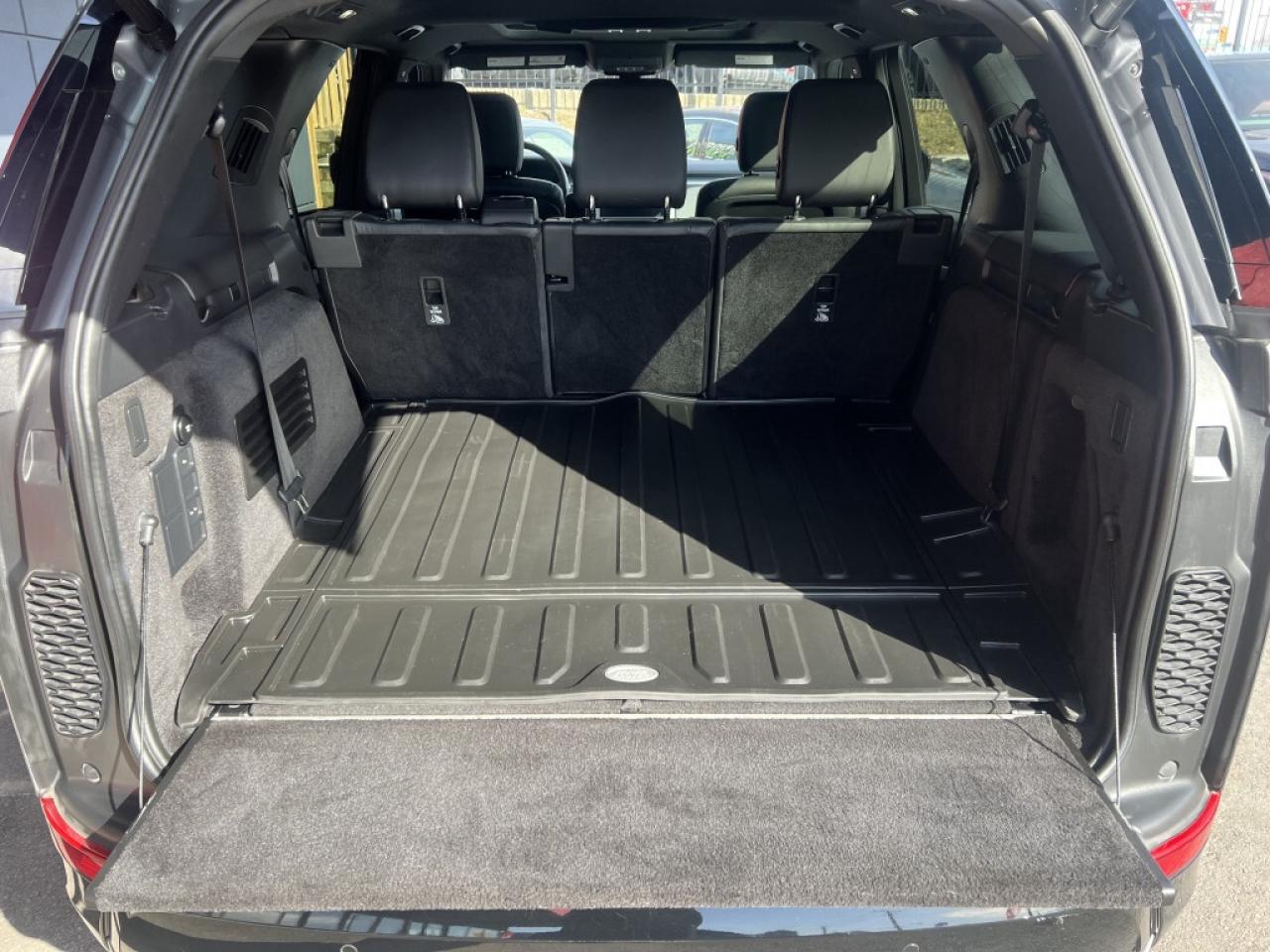 2020 Land Rover Discovery Landmark Edition *CARPLAY/PANORAMIC ROOF/7 PASSENG Photo