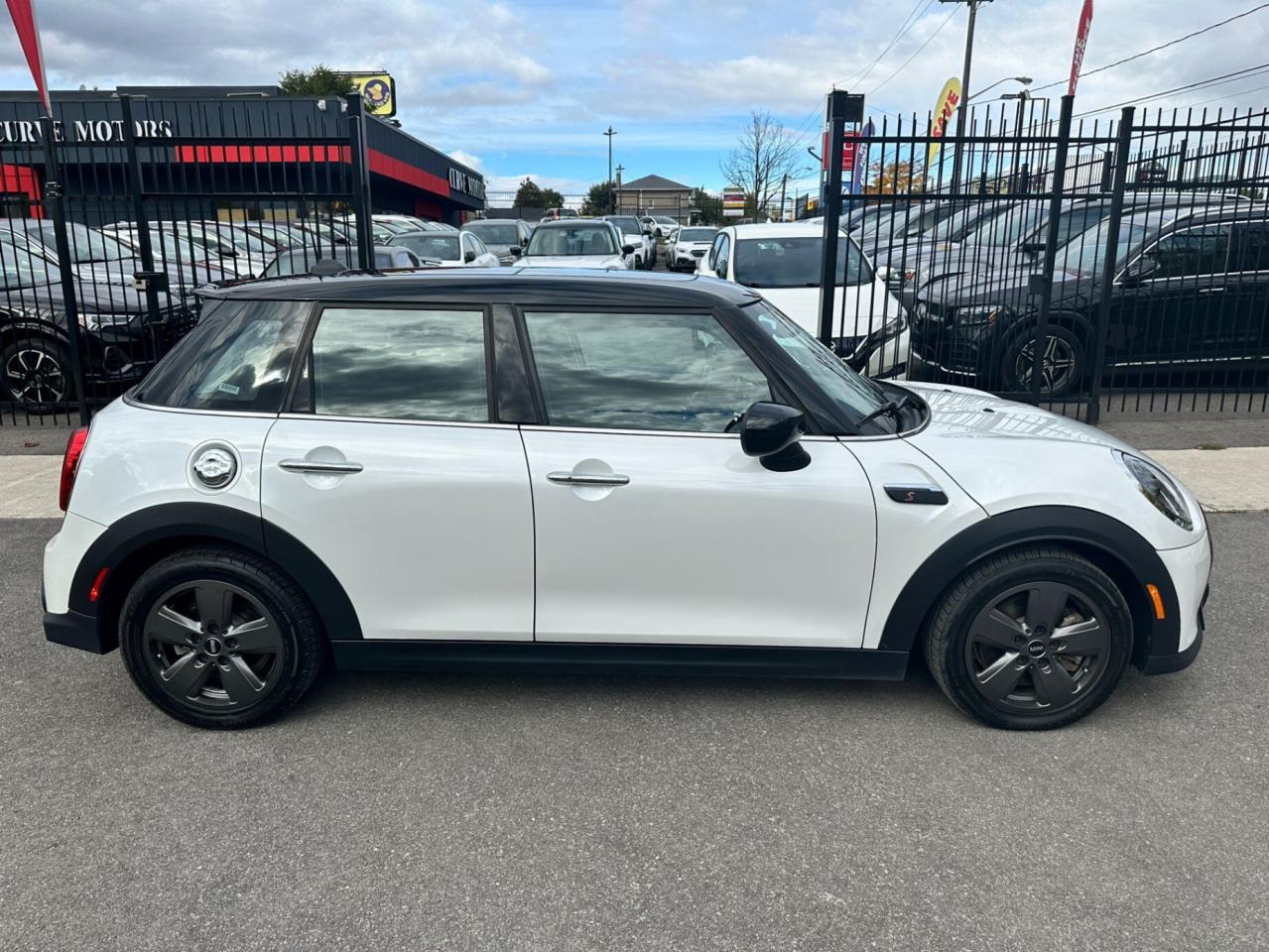 2024 MINI 5 Door Cooper S * NO ACCIDENTS / NAVI / PANORAMIC / CARPL Photo